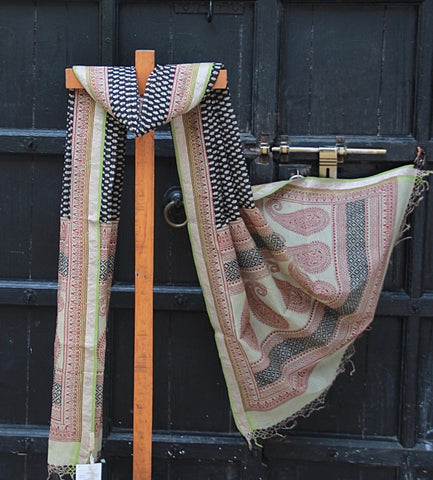 REHWA Bagh Print Maheshwari Handwoven Mohniya Borders Dupatta